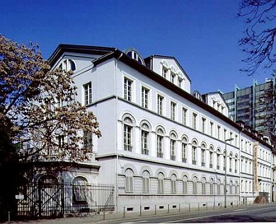 Blick auf das Jüdische Museum Frankfurt am Untermainkai
