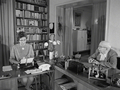 Standbild: Arnold Zweig und Sekretärin
