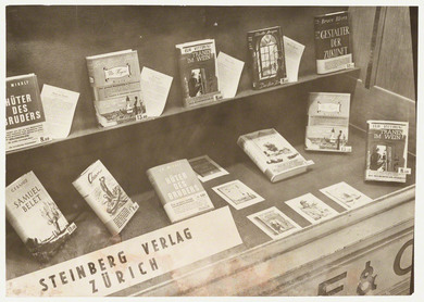 Fotografie: Schaufensterauslage des Steinberg Verlags in Zürich