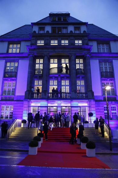 Photograph:Building of the Deutsches Filminstitut ]German Film Institute] / Deutsches Filmmuseum [German Film Museum] am Schaumainkai in Frankfurt am Main