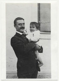 Thomas Mann with the one-year-old Erika on his arm.