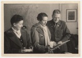 The black-and-white photo shows Erika Mann and other military personnel